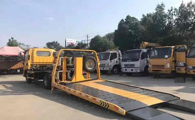 镇巴汽车中途维修案例